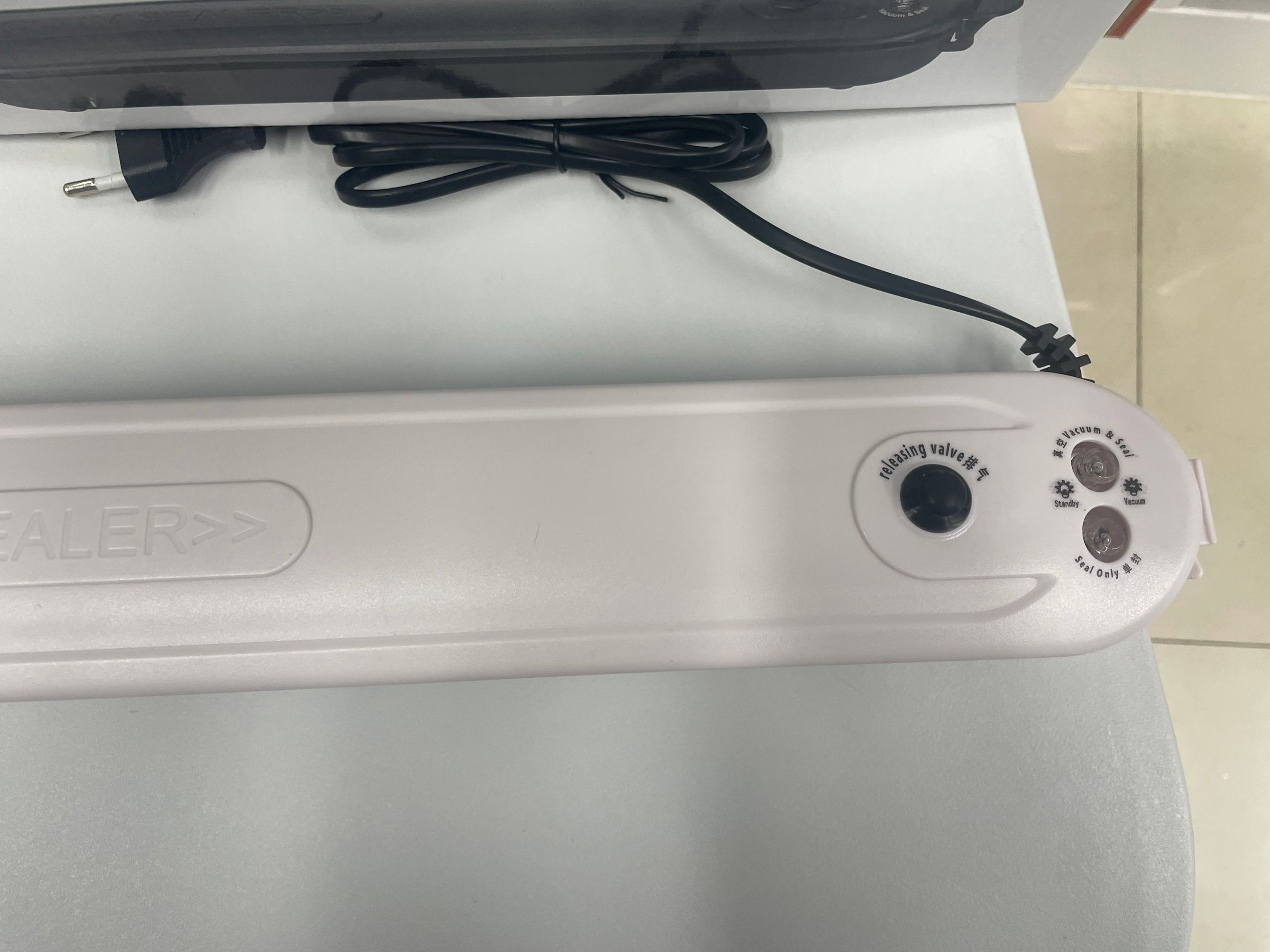 Vacuum sealing machine, household fully automatic plastic sealing machine, food packaging machine, snack sealing, small tools, small preservation machine for preservation Application Scenario