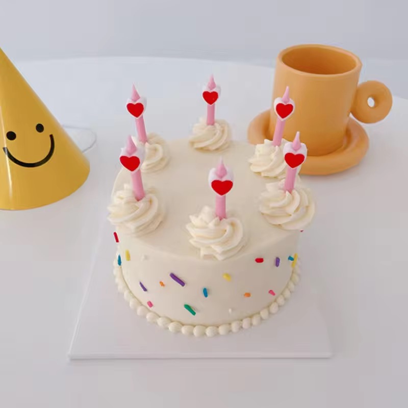 كعكة الشموع الصغيرة الملونة المحبوبة، محلاة بشموع عيد الميلاد، محلاة بشموع عيد الميلاد، ومحلاة صغيرة محلاة بشموع عيد الميلاد Item Picture