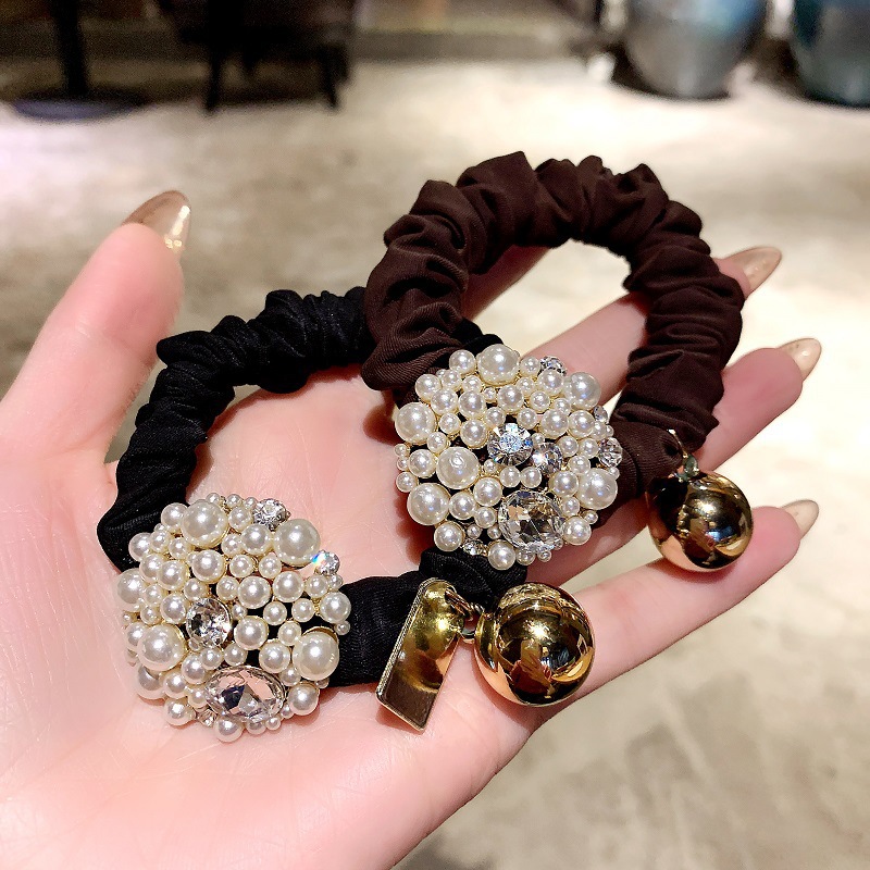 The new wholesale small fragrance air quality pearl large intestine hair band is simple and elegant. Girls can tie their hair at the back of their heads to decorate their hair with a hair tie