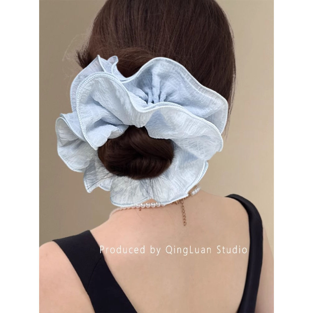 Tianyi Accessories' golden leaf hair comb, glowing headwear, elegant headband, unique hair accessory, headwear, fine light luxury headwear, trendy style Application Scenario