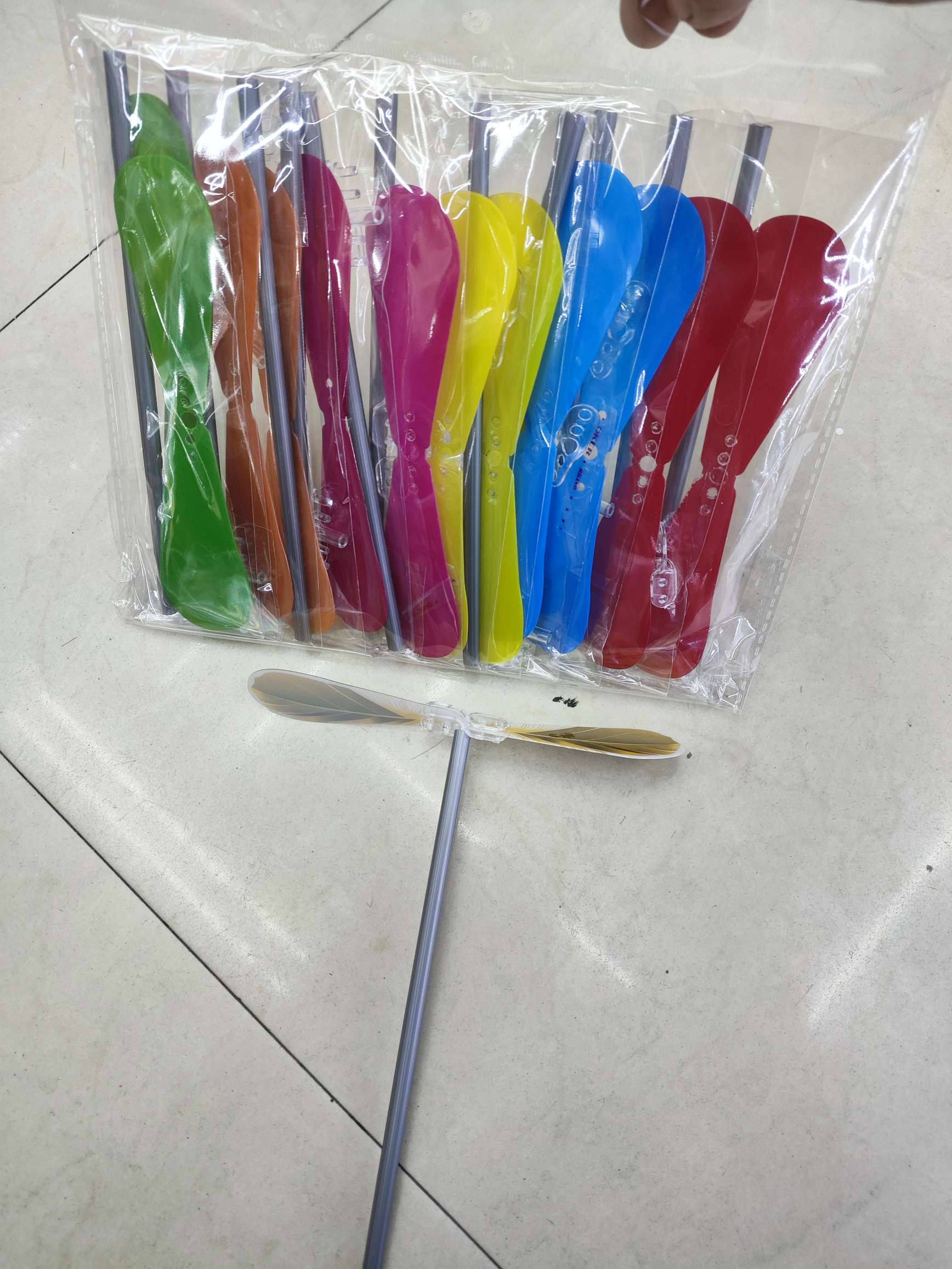 新品竹蜻蜓是一款，运动、休闲、传统怀旧……白底实物图