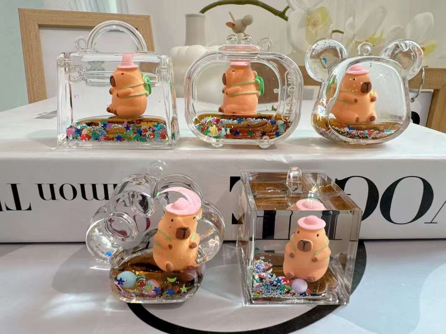 发光奶牛小汽车玩具钥匙扣 流沙瓶钥匙扣 卡皮巴拉注油瓶挂件钥匙扣流沙瓶