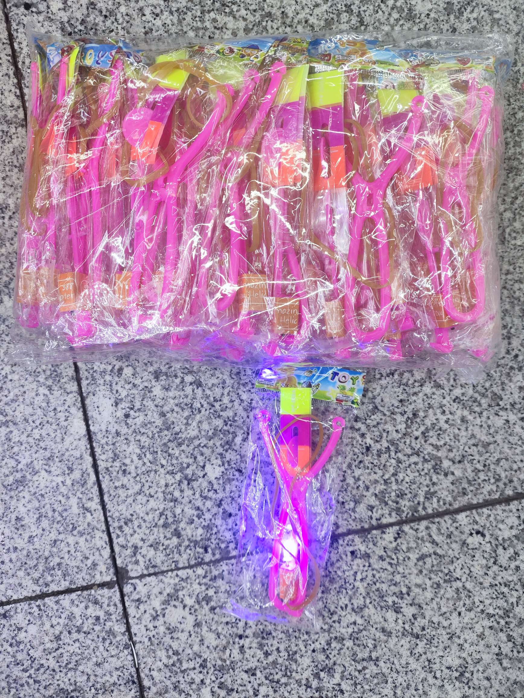 是一款带有灯光的玩具，户外运动，可以用来射击谢箭玩具