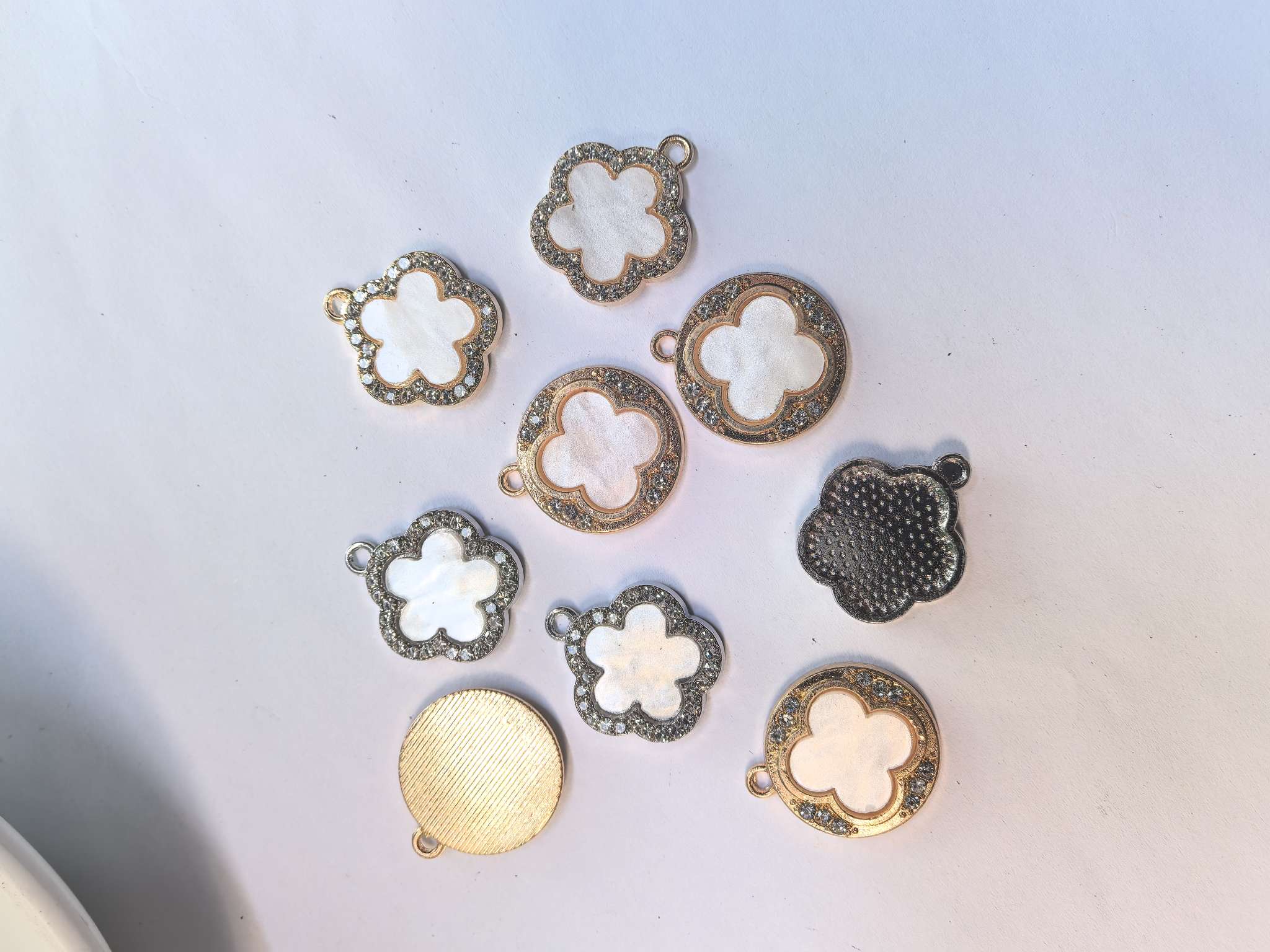 亚马逊流行合金饰品配件 DIY四叶草板材饰品配件金银2色手链项链吊坠厂家直销