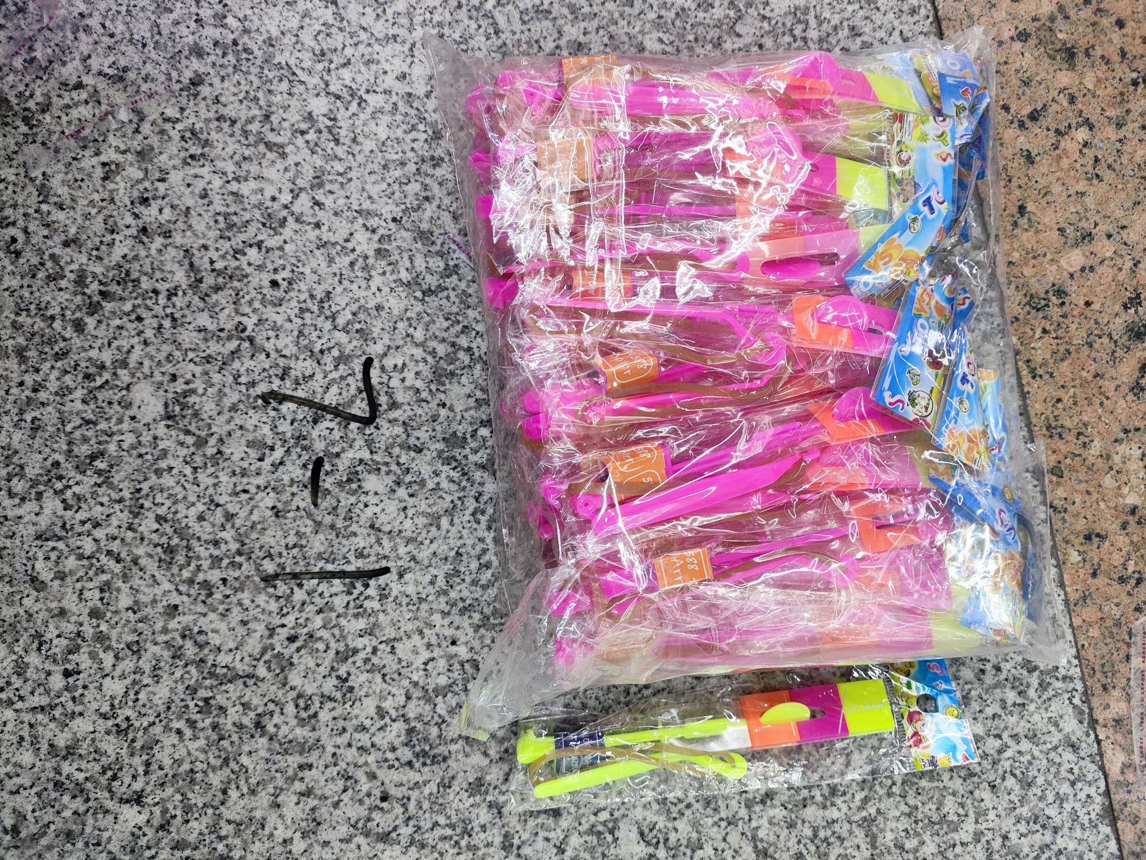 是一款带有灯光的玩具，户外运动，可以用来射击谢箭玩具产品图