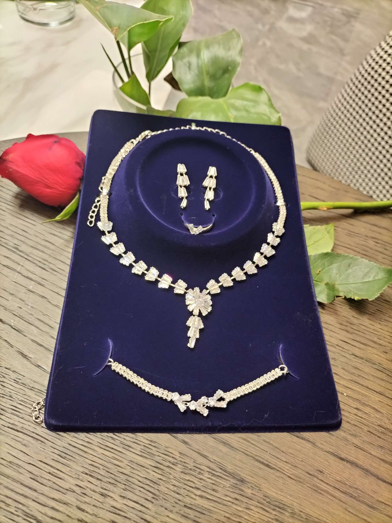 2025年流行饰品新款皓石系列四件套（坠，耳钉，戒格，手链）之一。