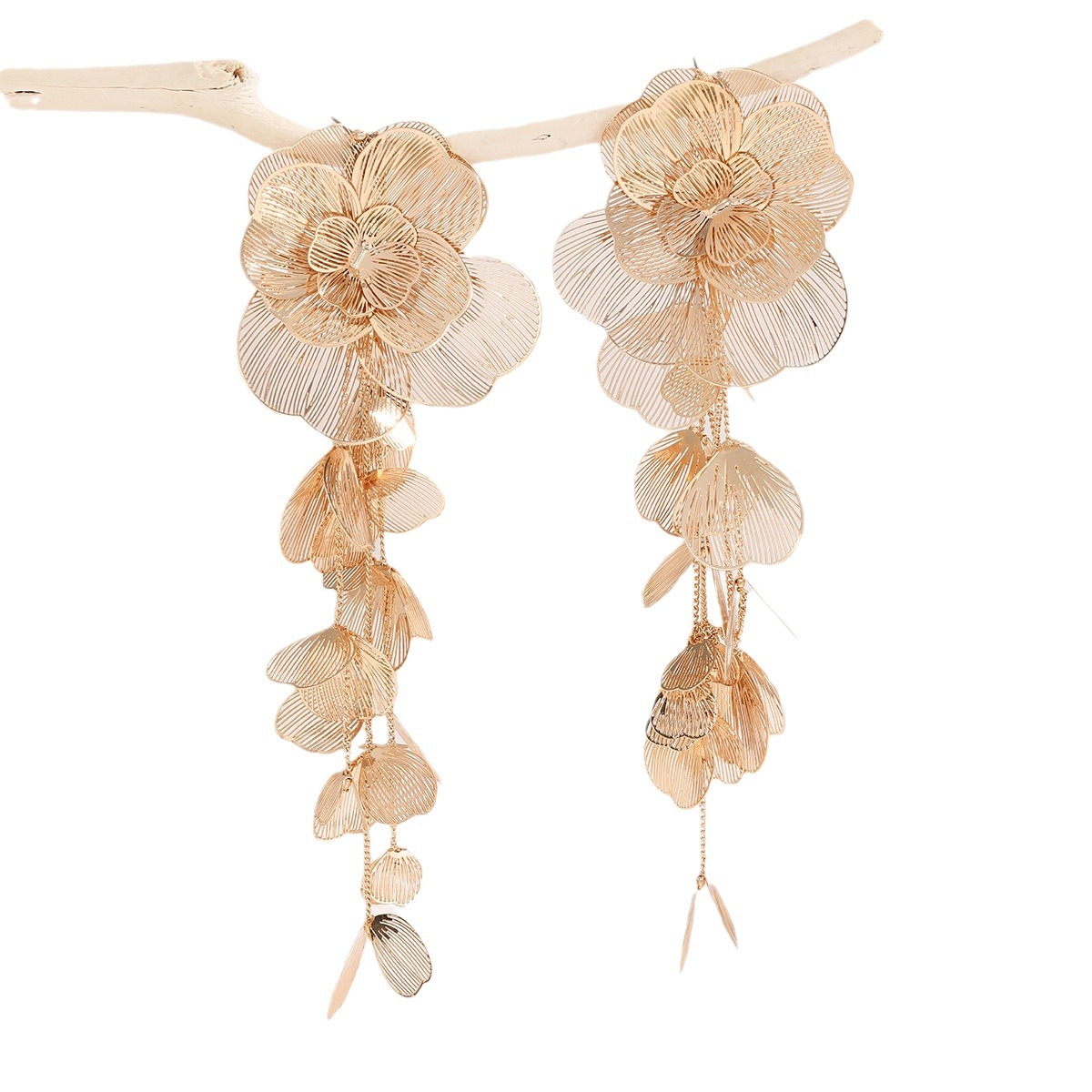 European and American flower-shaped butterfly leaf metallic, cold style, heavy handcrafted, flowing wedding fashion show trendy girl earrings Item Picture