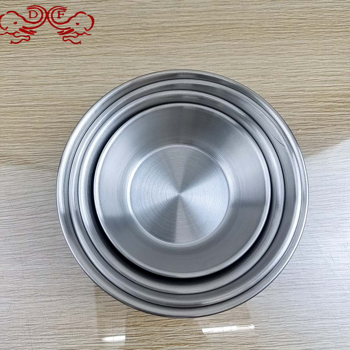 DF688873 صحن صلصة الطماطم مع صلصة ذهبية على صحن شواء مع صلصة الطماطم details Picture