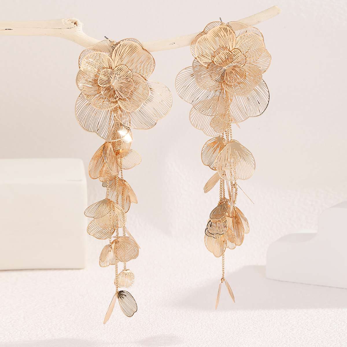 European and American flower-shaped butterfly leaf metallic, cold style, heavy handcrafted, flowing wedding fashion show trendy girl earrings details Picture
