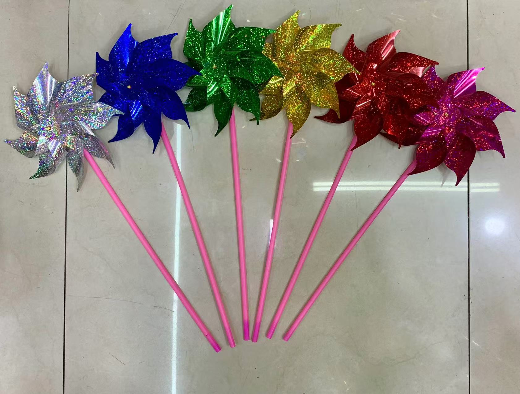 ١٨ طاحونة هوائية زجاجية مزوَّدة بعجلات مزوَّدة بالألوان Item Picture