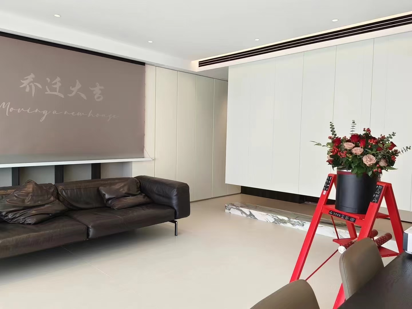 Antujia's full-house customized skin-feel board combination cabinet is a simple, modern and economical bedroom household cabinet. It features a combination of four, six and five doors, with a light luxury style and a walk-in design details Picture