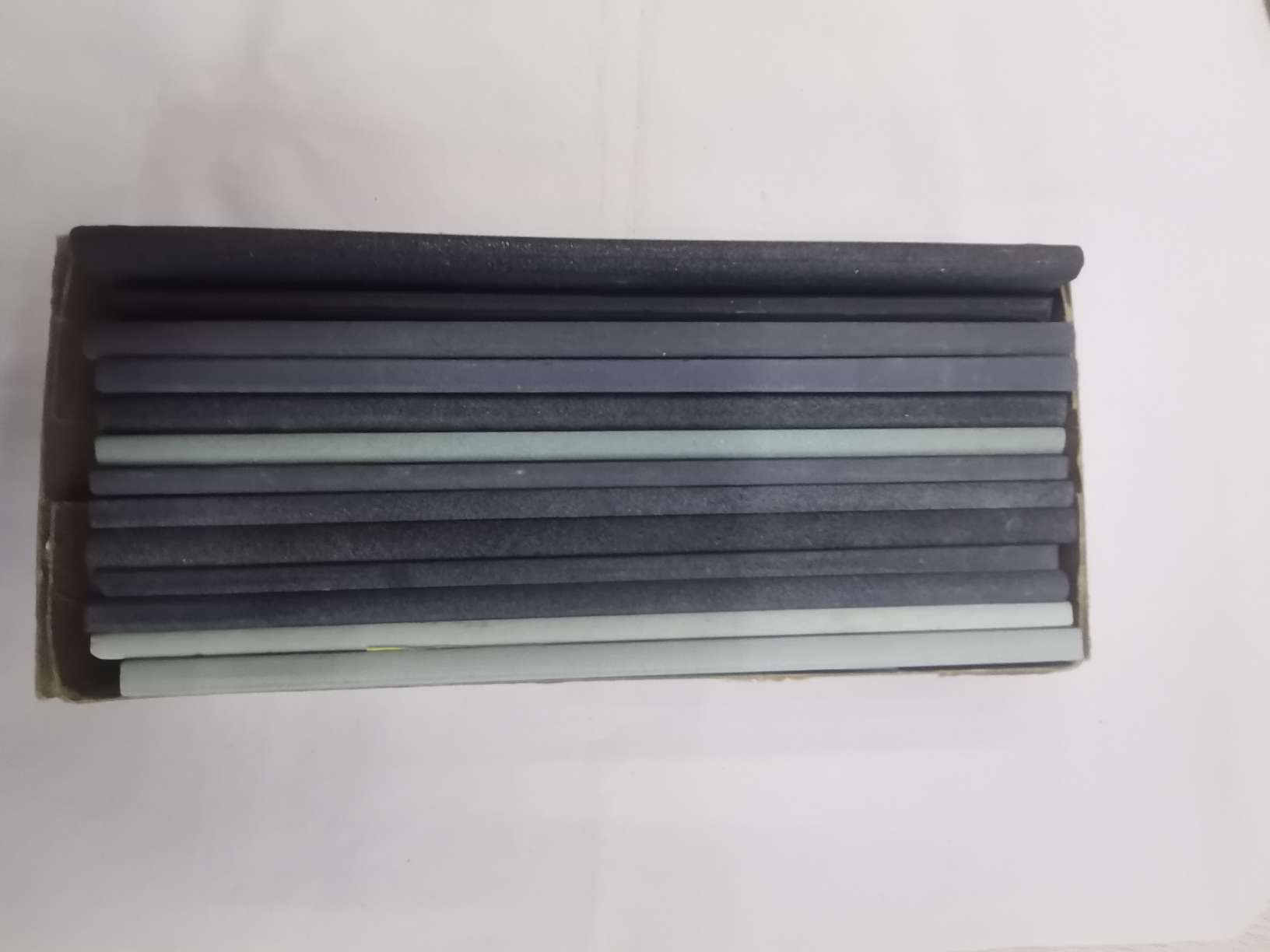 Premium whetstone, special whetstone for oil cutting knives and rubber knives, high-quality and wear-resistant detail image 5