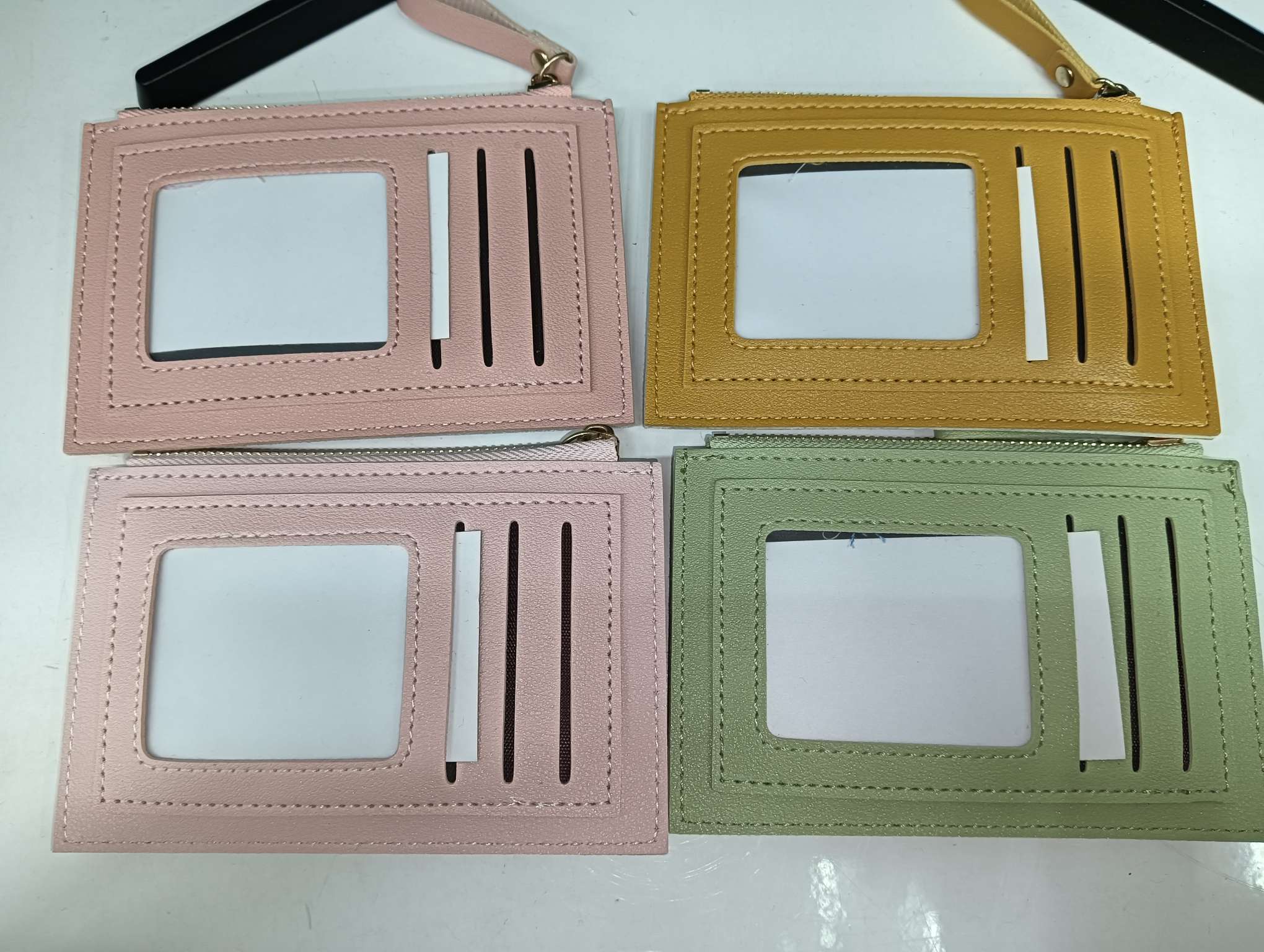 Wholesale of cute animal small coin wallets, specializing in luggage and leather goods. Integrated design of wallets and small bags, lightweight and practical details Picture