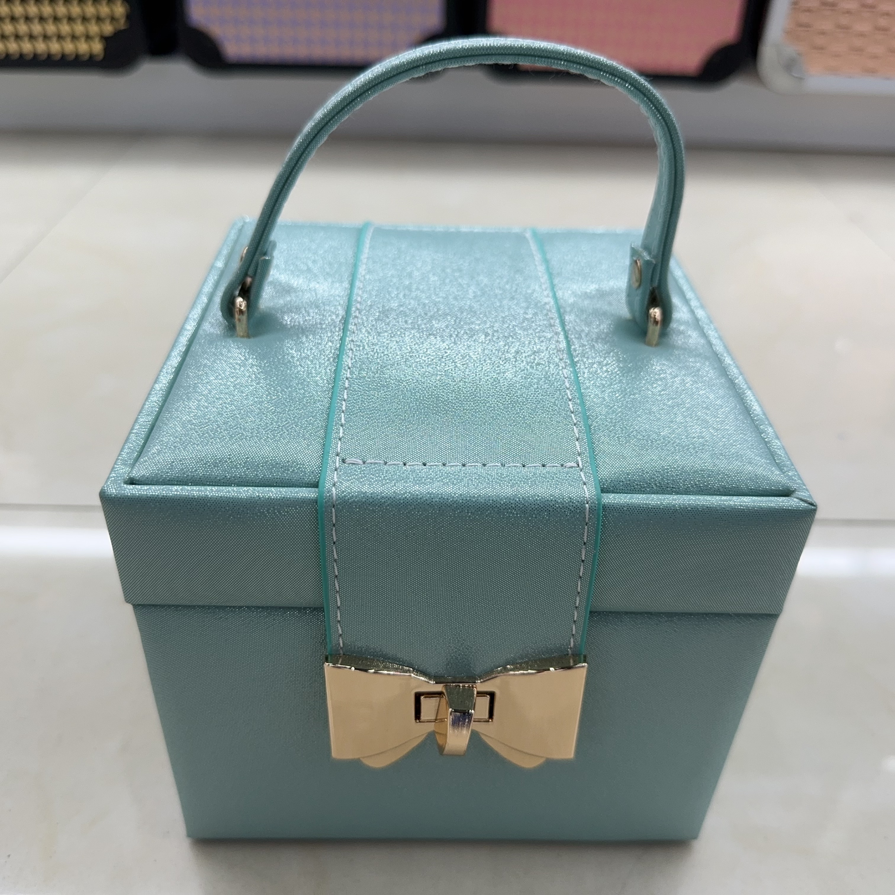 New high-end and exquisite hand-held necklaces, stud earrings, ear drawers and jewelry boxes from Yiwu details Picture