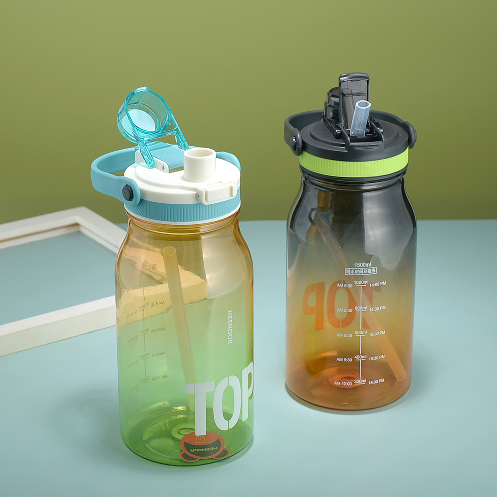 X158-8522 New Sports Large-Capacity Dual-Color Gradient Portable Scale Outdoor Plastic Cup, 1500Ml Application Scenario