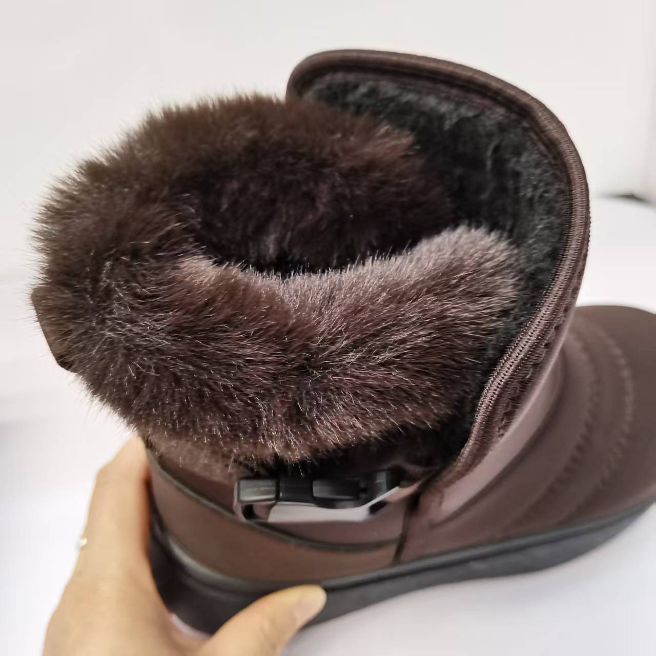 女式雪地靴实物图