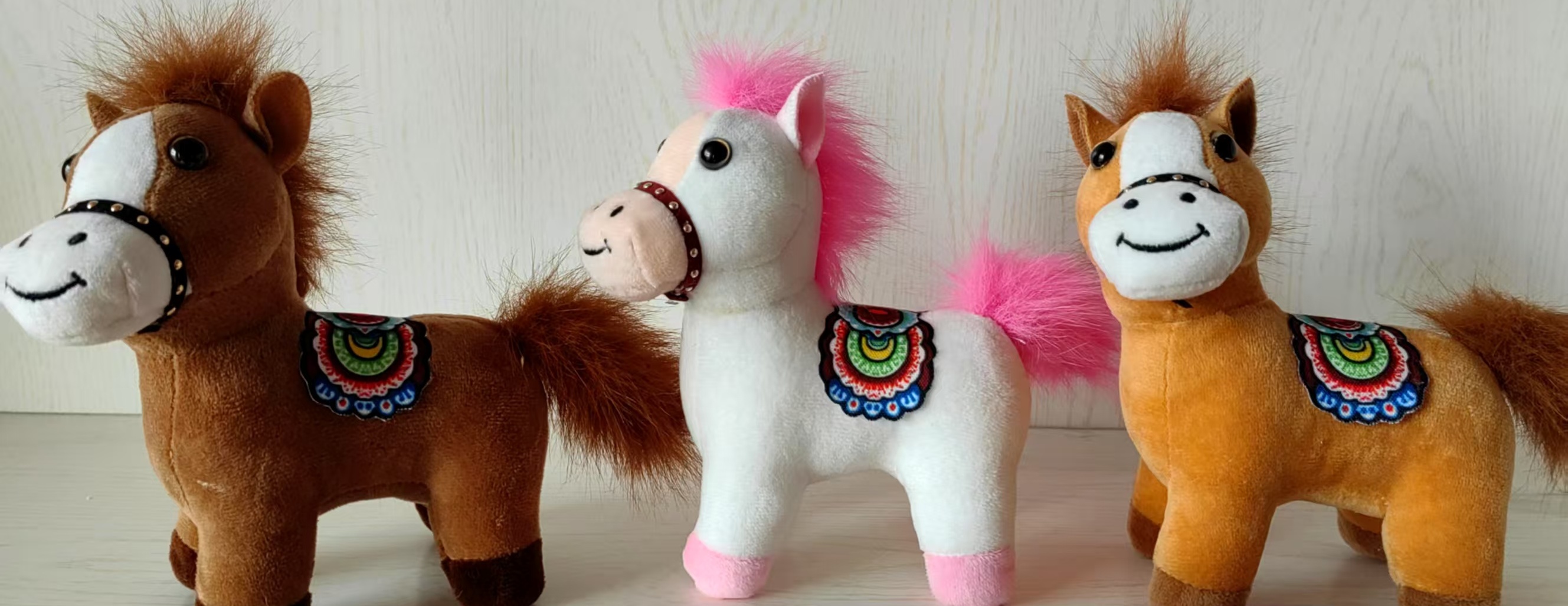 It is a three-color horse saddle horse toy plush toy, a direct-fired Internet celebrity toy from a factory