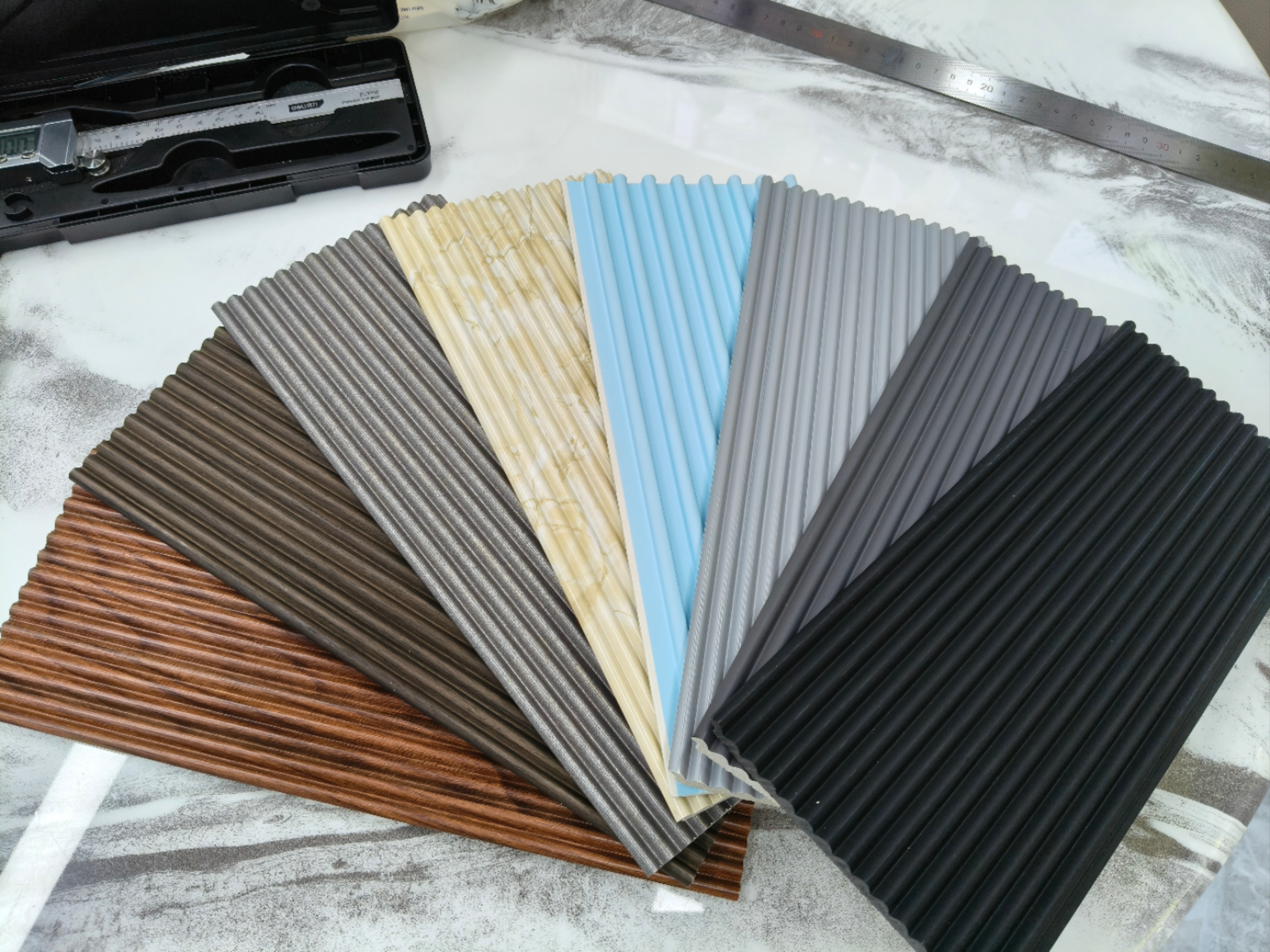 绿生新材料 PS材质格栅板  LSAZ-GSBH 123*7  长度可定制  轻奢风 电视背景墙 沙发背景墙家居必备 详情1