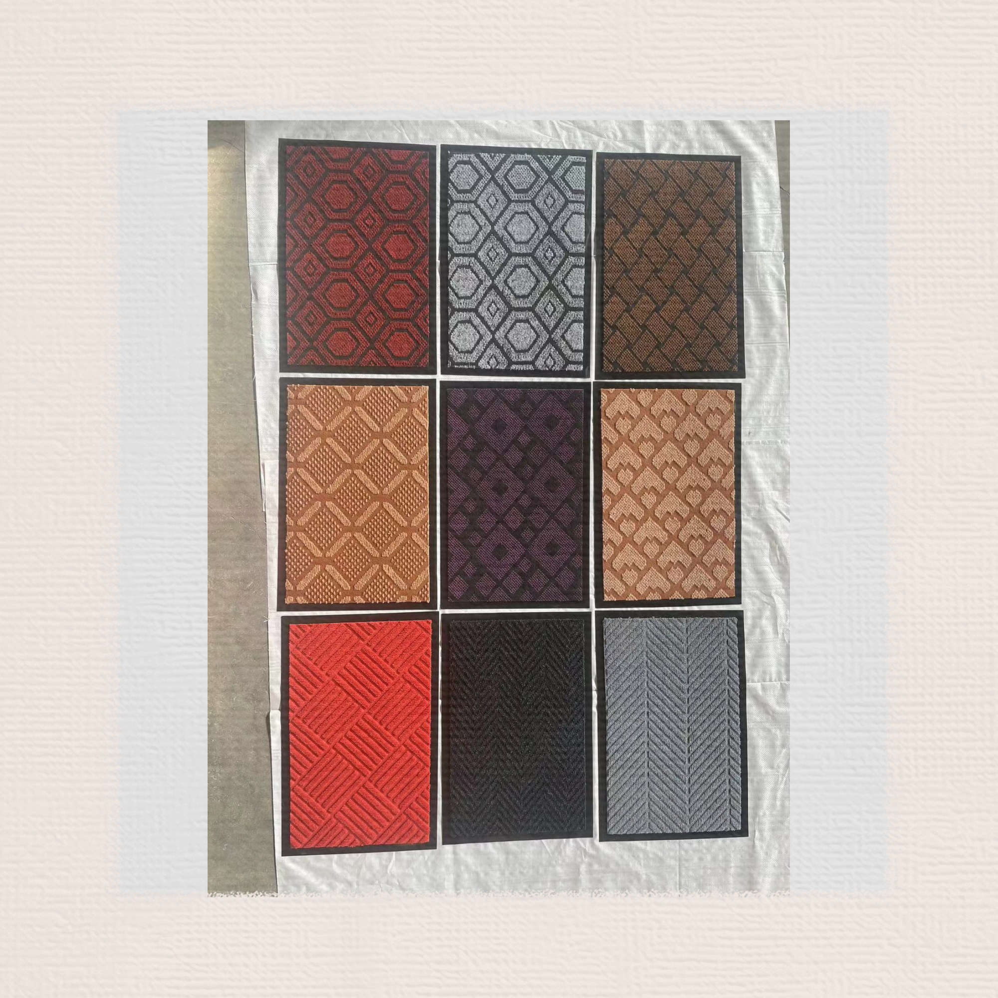 PVC single-stripe embossed floor MATS, carpet door MATS, foot MATS, water-absorbing and anti-slip MATS, bathroom MATS, kitchen MATS, polyester floor MATS come in multiple patterns, mixed styles and colors, and available in various sizes of 40*60CM Application Scenario