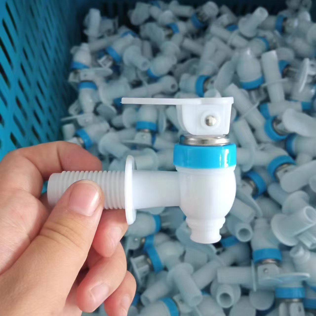 Water dispenser faucet, water dispenser nozzle, plastic nozzle