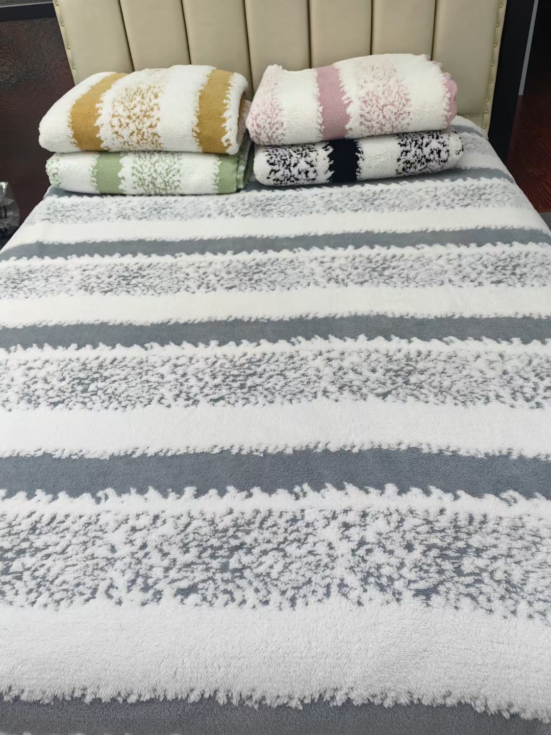 Junbao Printed and dyed Chenneil-like fabric sofa towels, blankets and throw pillows are exclusively available for cross-border foreign trade export in stock Specification image