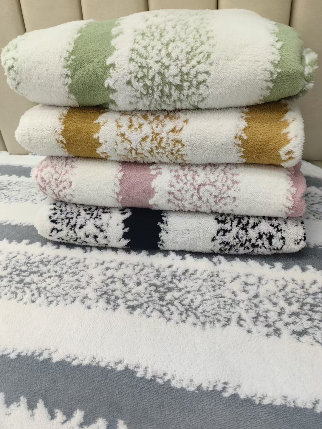 Junbao Printed and dyed Chenneil-like fabric sofa towels, blankets and throw pillows are exclusively available for cross-border foreign trade export in stock