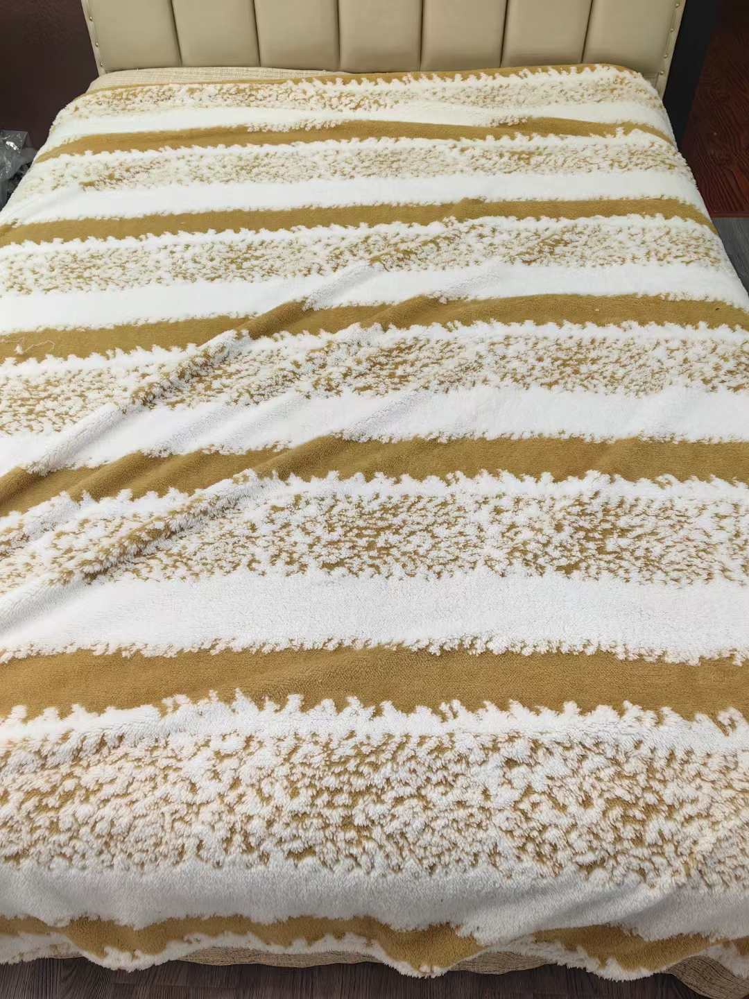 Junbao Printing and Dyeing's Chenille imitation velvet blanket is exclusively available for cross-border foreign trade export in stock details Picture