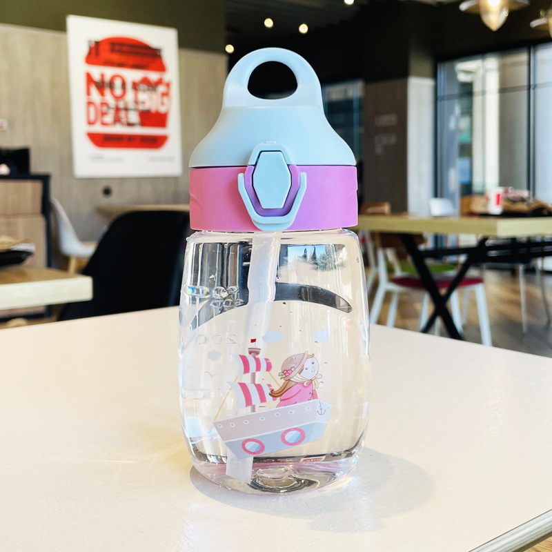 X152-XBD-2003 Straw water cup, children's plastic water cup, portable and easy to use, high appearance level for students, warm and cute, summer water cup, durable to drop Application Scenario