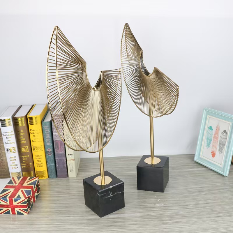 Light luxury high-end crescent-shaped decorative items, handicrafts, TV cabinets, wine cabinets, entrance hall home furnishings, European style Application Scenario