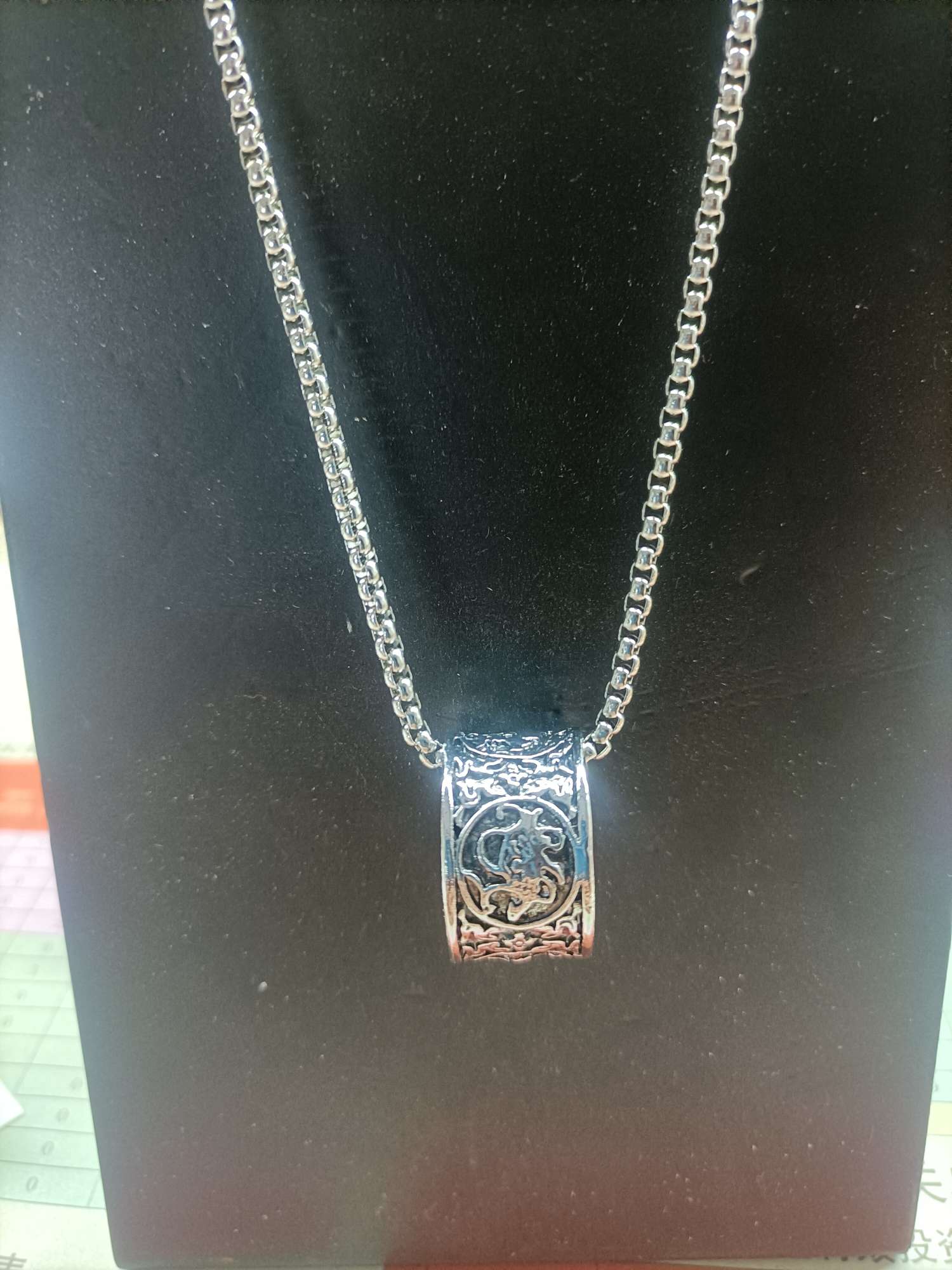 不锈钢的流行饰品，戒指，项链，耳环，吊坠字母锆石吊坠平安扣吊坠等等，