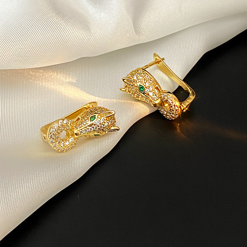 Diamond-encrusted leopard head light luxury ear buckles, versatile, fashionable and niche design animal earrings, light luxury high-end ear accessories D-shaped buckles detail image 6