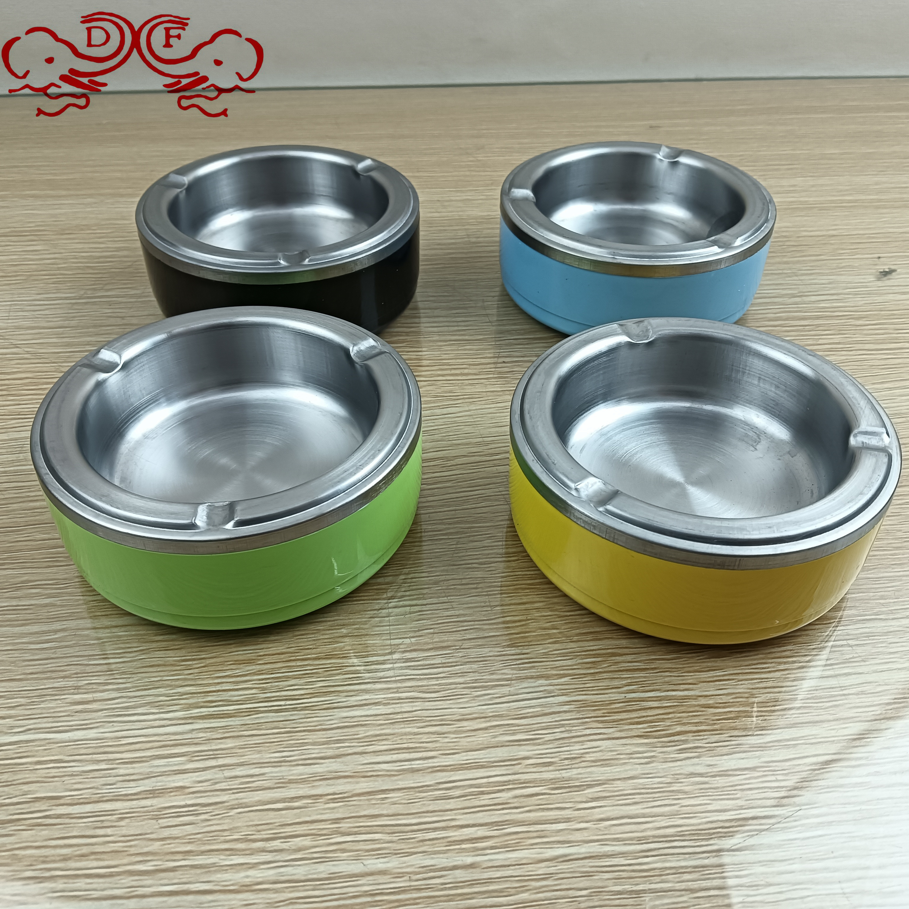 家用烟灰缸实物图