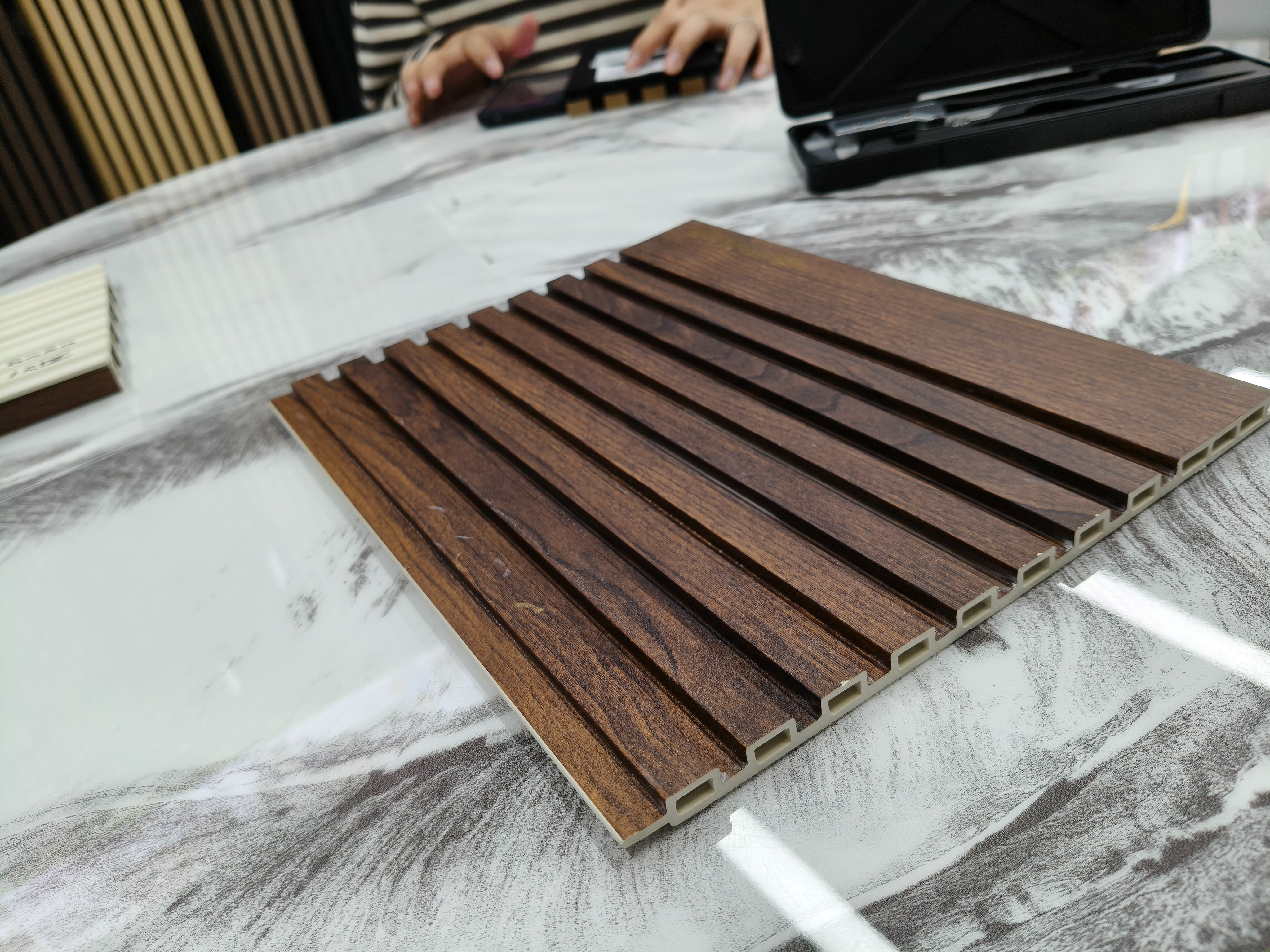 绿生新材料 PVC格栅板LSDE-GSBB-V01P095 230*9 格栅 长度可定制 电视背景墙 沙发背景墙家居必备详情1