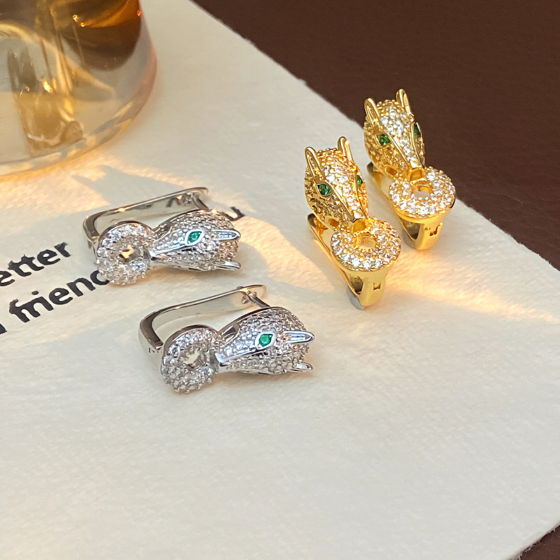 Diamond-encrusted leopard head light luxury ear buckles, versatile, fashionable and niche design animal earrings, light luxury high-end ear accessories D-shaped buckles detail image 3