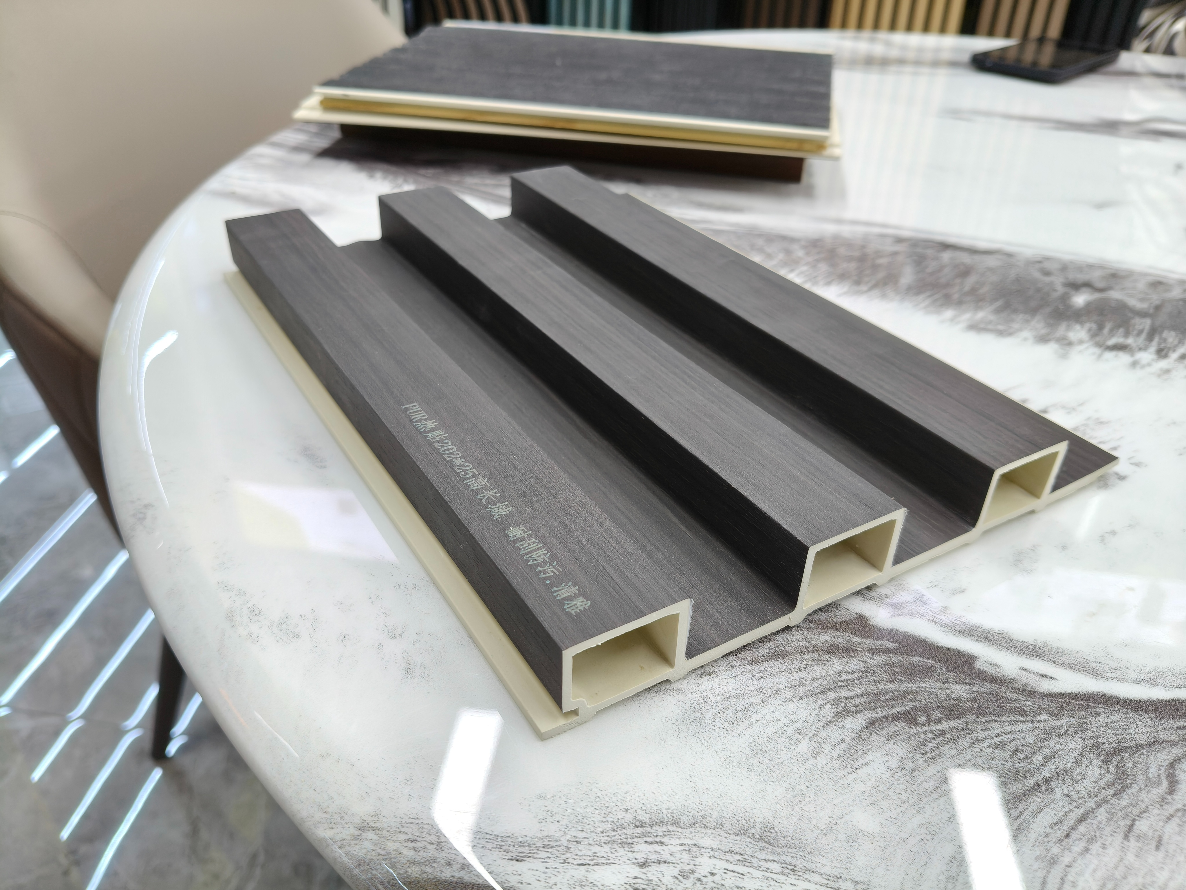 绿生新材料 PVC格栅板LSDE-GSBR-D01P000 205*25 高长城 长度可定制 电视 沙发背景墙家居必备详情1