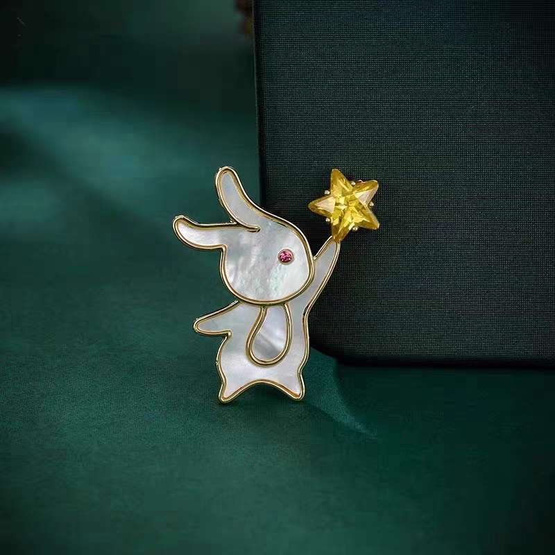 Broche conejo pequeño con estrellas amarillas