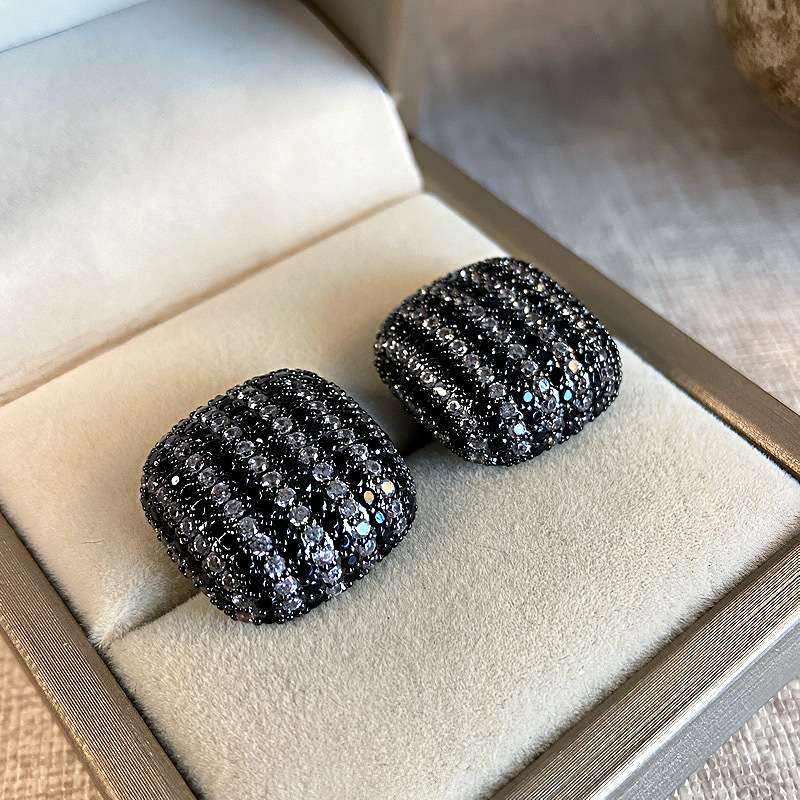 European and American light luxury zirconia geometric earrings, super sparkling micro-inlaid zirconia square stud earrings, fashionable earrings Application Scenario