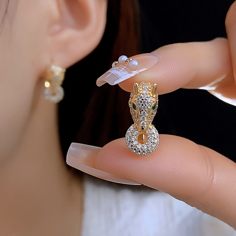 Diamond-encrusted leopard head light luxury ear buckles, versatile, fashionable and niche design animal earrings, light luxury high-end ear accessories D-shaped buckles detail image 5