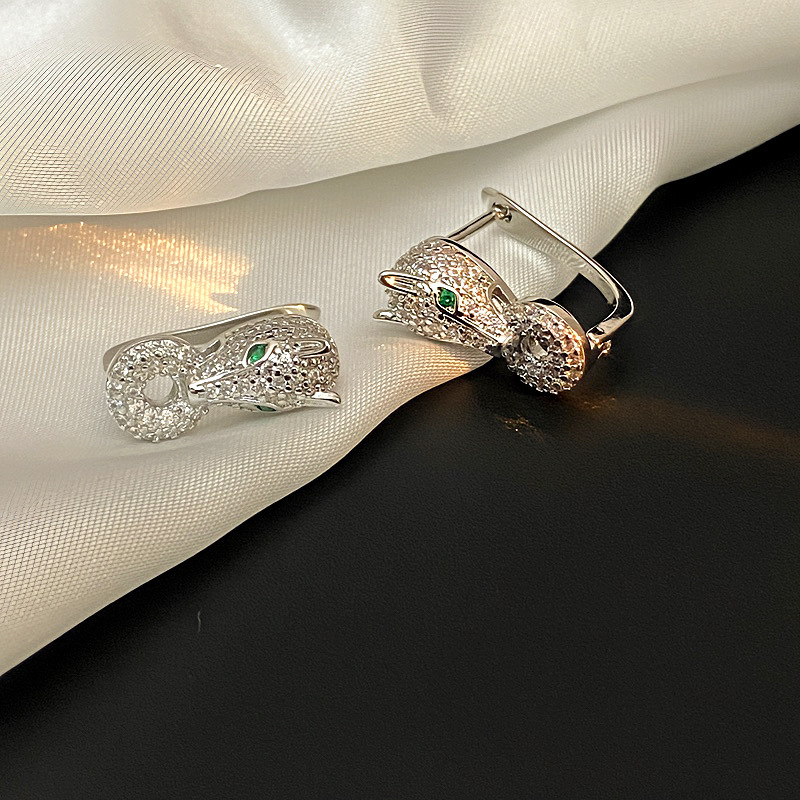 Diamond-encrusted leopard head light luxury ear buckles, versatile, fashionable and niche design animal earrings, light luxury high-end ear accessories D-shaped buckles Application Scenario