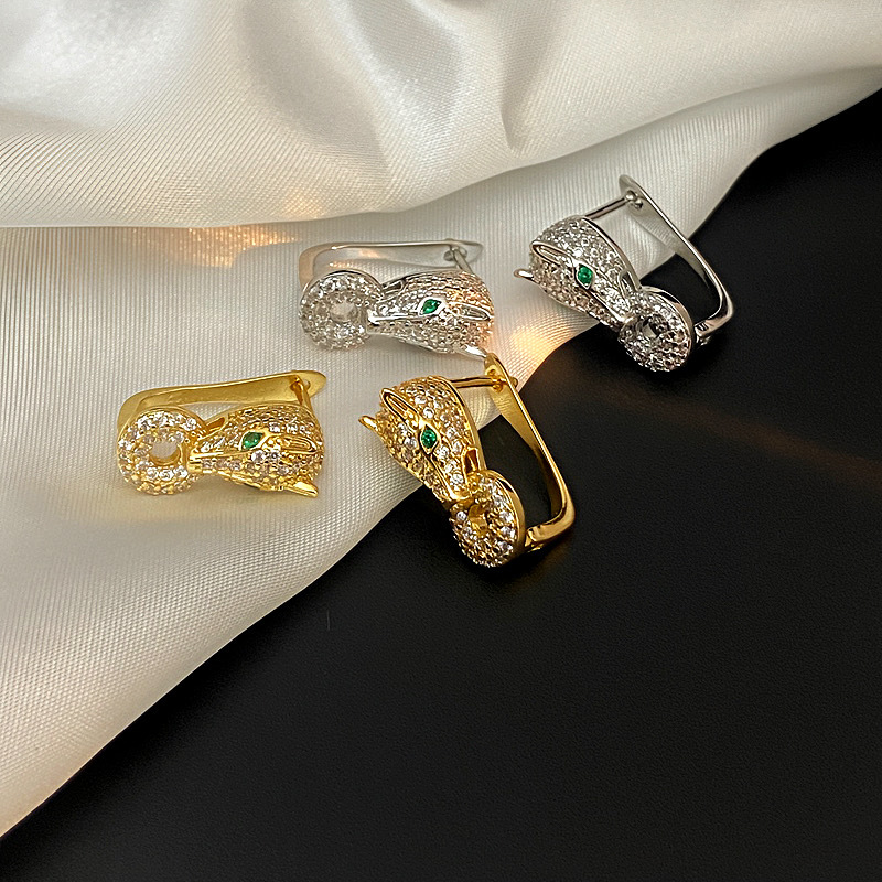 Diamond-encrusted leopard head light luxury ear buckles, versatile, fashionable and niche design animal earrings, light luxury high-end ear accessories D-shaped buckles detail image 2