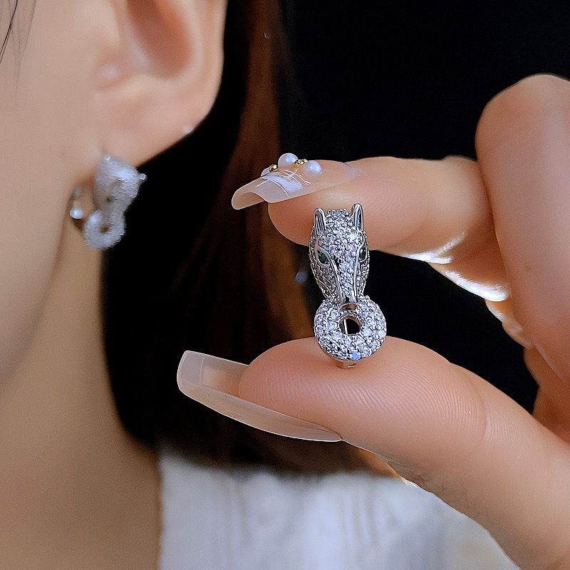 Diamond-encrusted leopard head light luxury ear buckles, versatile, fashionable and niche design animal earrings, light luxury high-end ear accessories D-shaped buckles