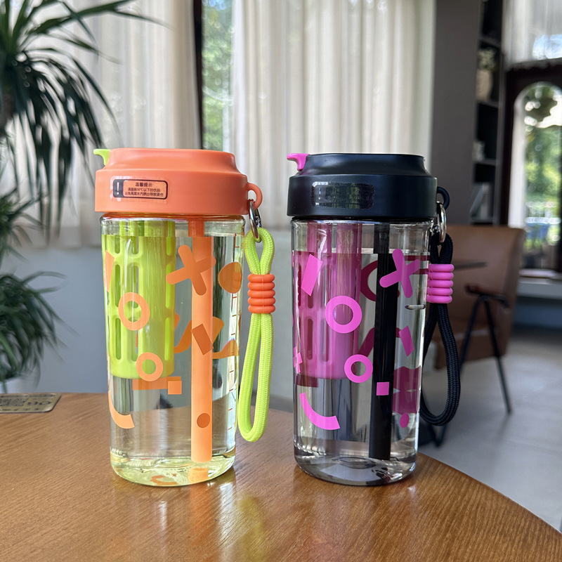 X152-7015 New plastic coffee cup, tea-water separation straw direct drinking cup, portable student outdoor tea brewing cup Application Scenario