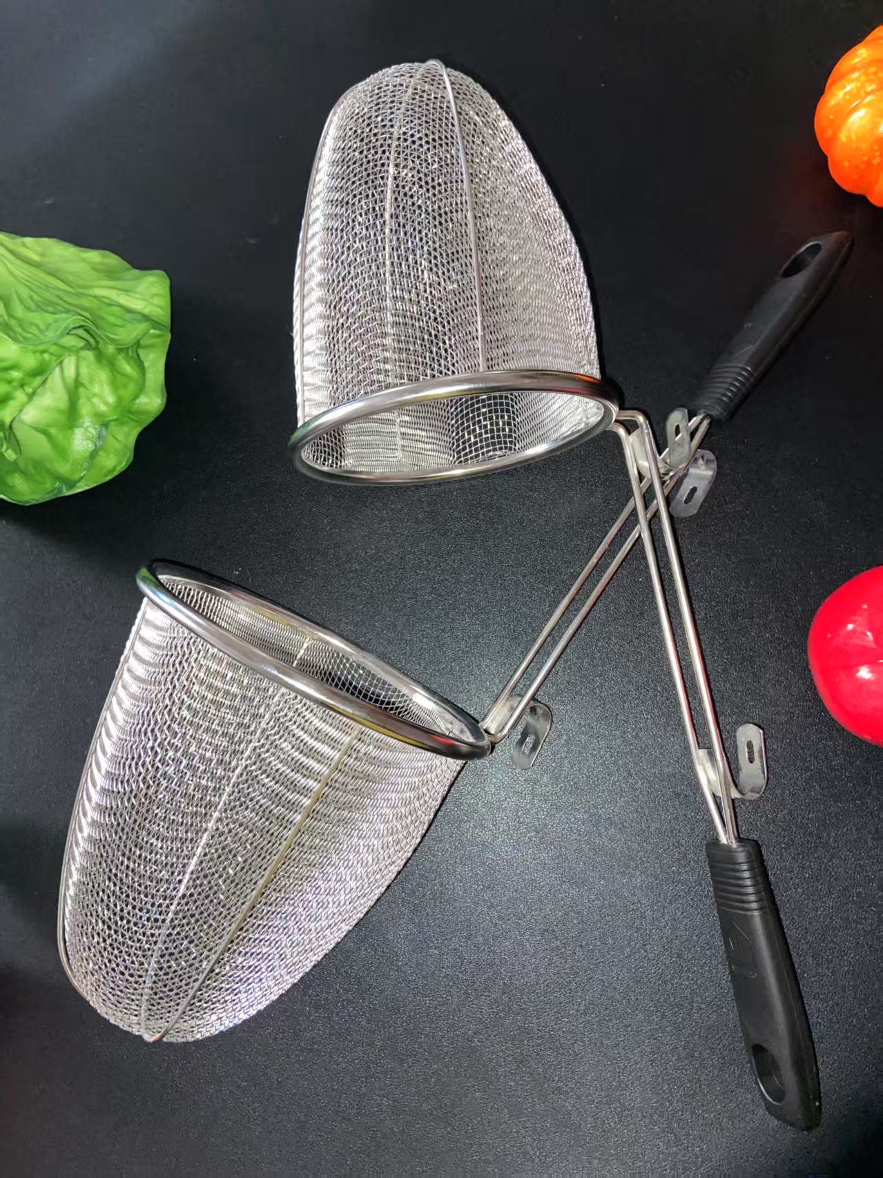 Creative spoon Stainless steel frying basket net oil leak grid Flour filter spoon spoon spoon essential kitchen tool heat resistant and durable Application Scenario
