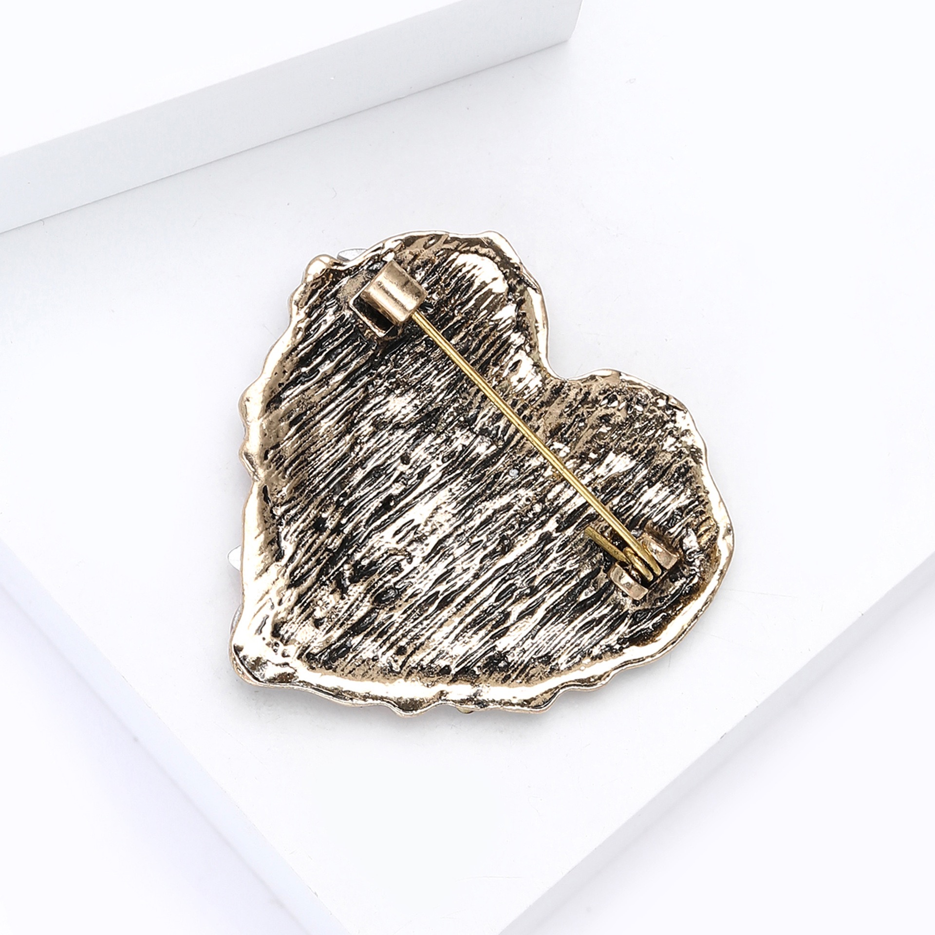 2025 Ziyang New Elegant Alloy rhinestone Rose Heart brooch Application Scenario