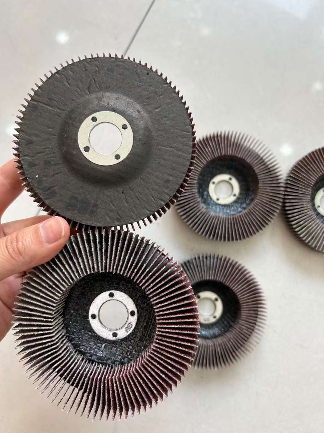Louver blades/louver impellers/vertical leaf wheels/vertical polishing discs/vertical sandpaper wheels polishing wheels, vertical louver impellers Application Scenario