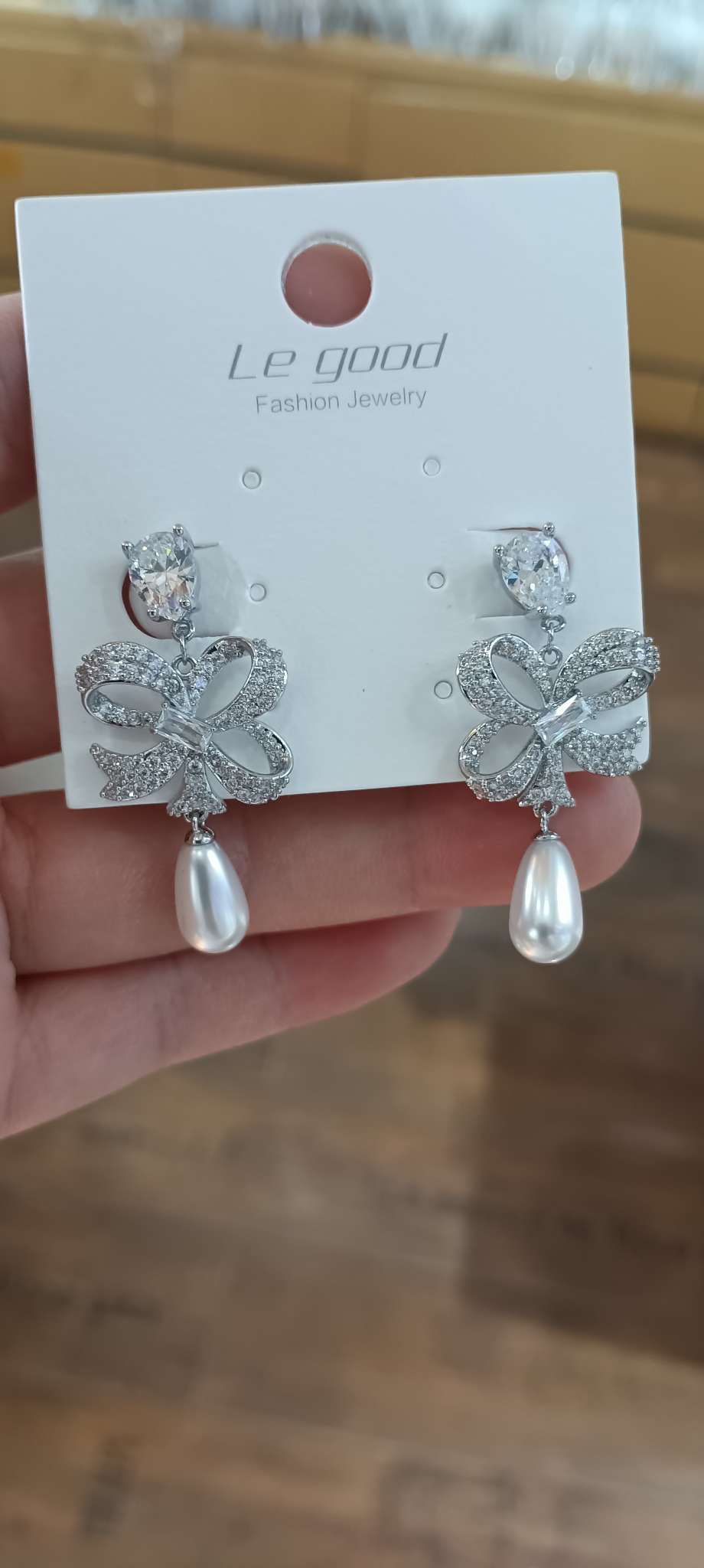 Zircon earclip Item Picture