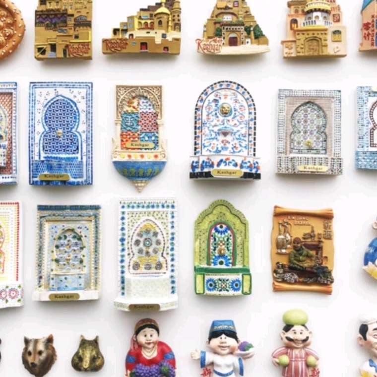 The creative three-dimensional quiet platform with the style of the Kingdom of Morocco in the Western Regions of China, Xinjiang, and Africa, decorated with painted Mosaic patterns, is a tourist commemorative craft gift. It is also a magnetic resin tourist refrigerator sticker for Kashgar Ancient City