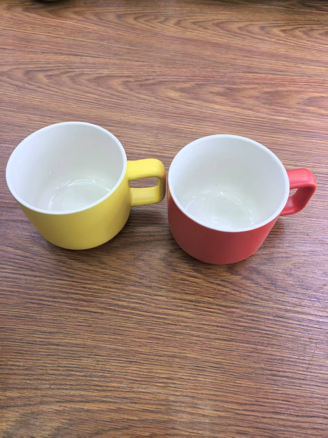 Cross-border ceramic cups, mugs, cartoon cute water cups, foreign trade colored glaze coffee cups, solid-color mugs Application Scenario
