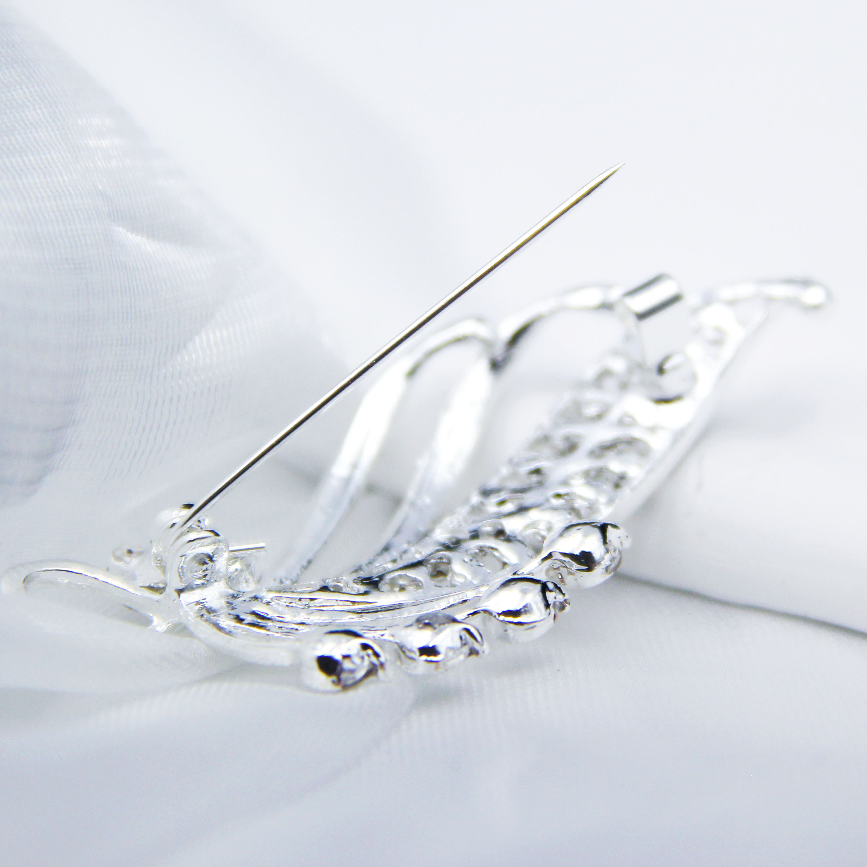 Simple Korean-style diamond-encrusted flower pearl brooch, coat, brooch, one-piece hair replacement, silk scarf buckle accessory, fashionable Application Scenario