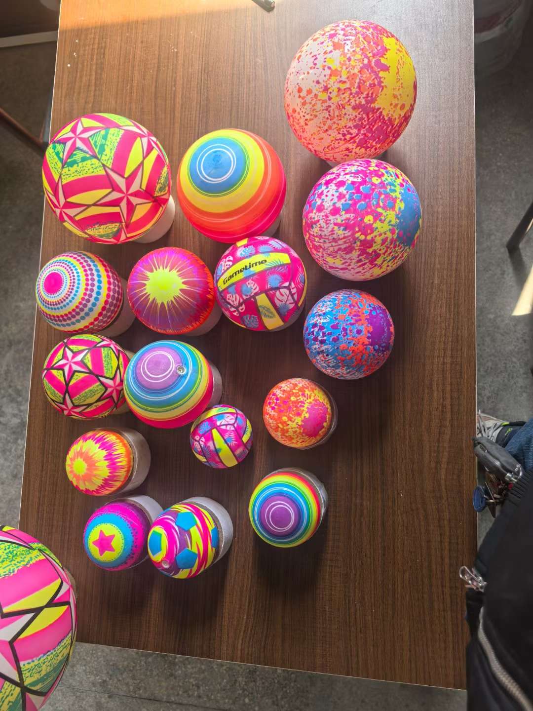 PVC球足球兰球，跳跳马，橡胶足球，pu
足球，高弹球